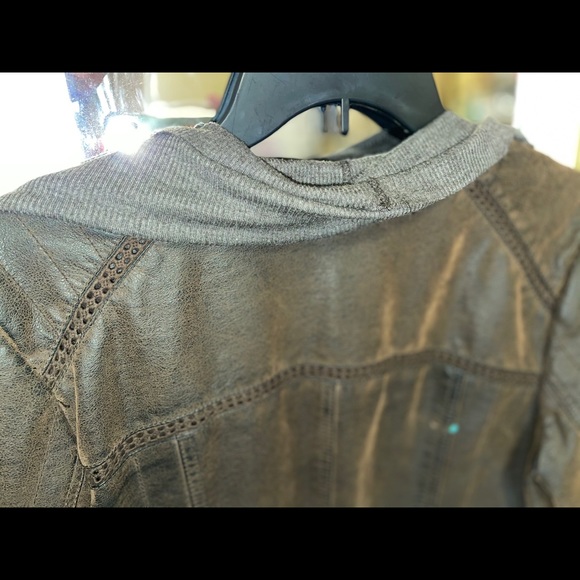 Leather jacket - Picture 5 of 8
